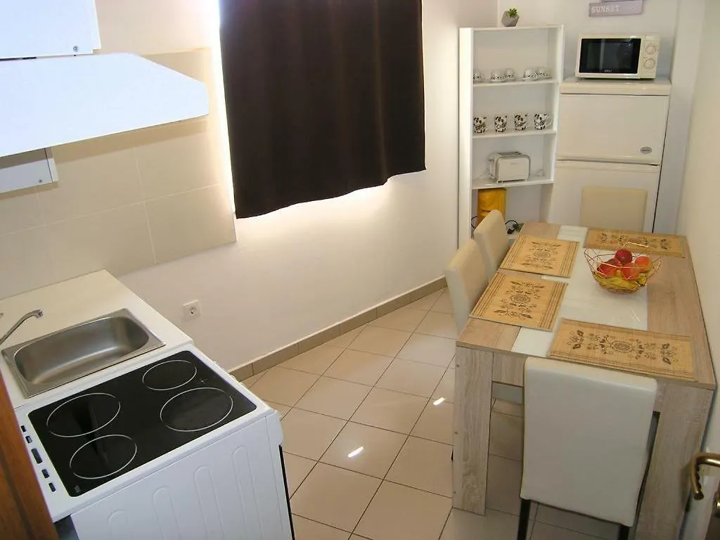 Apartment Gary クルク 0*,